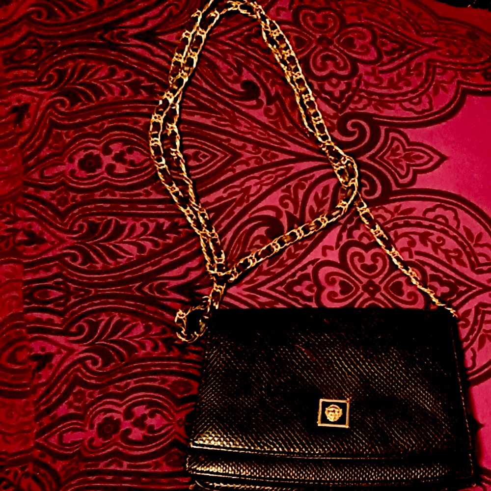 VTG BLACK CROSSBODY BAG W/ METAL EMBLEM & MIXED CHAIN